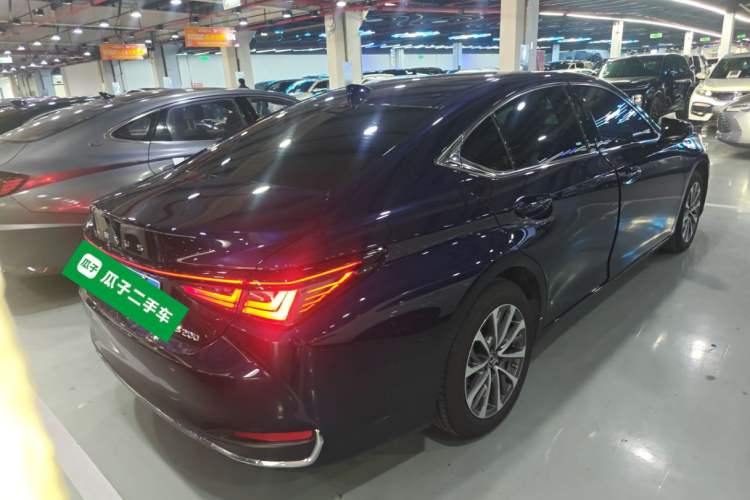 Used Lexus ES 2025 200 Premium Edition Rear Right 45 Deg
