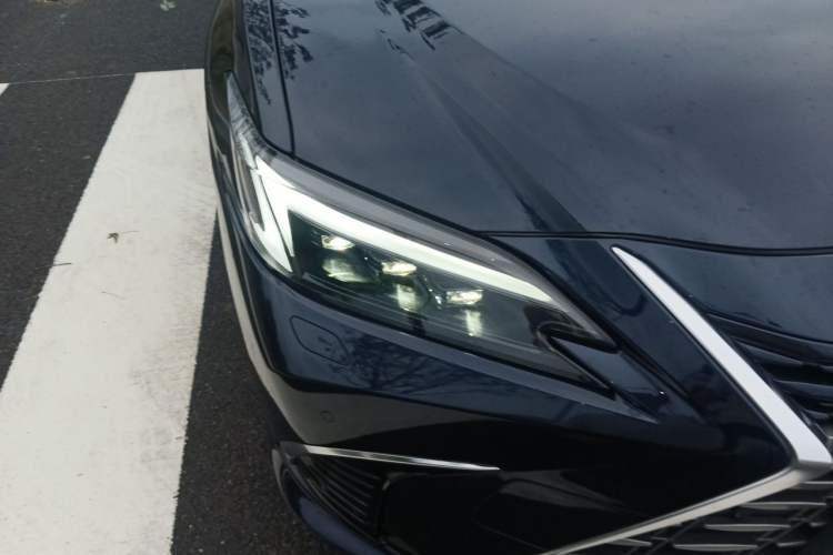 Used Lexus ES 2025 300h Deluxe Edition Right Front Headlight