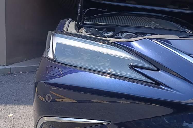 Used Lexus ES 2025 300h Deluxe Edition Right Front Headlight