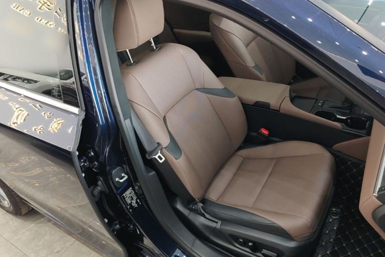 Used Lexus ES 2025 300h Deluxe Edition Right Front Seat