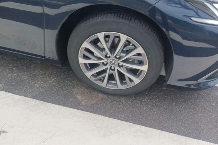 Used Lexus ES 2025 300h Deluxe Edition Right Front Wheel Hub