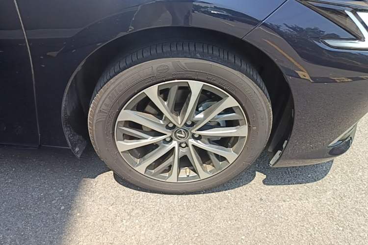 Used Lexus ES 2025 300h Deluxe Edition Right Front Wheel Hub