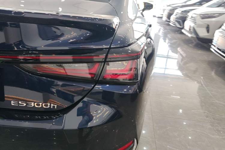 Used Lexus ES 2025 300h Deluxe Edition Right Rear Taillight