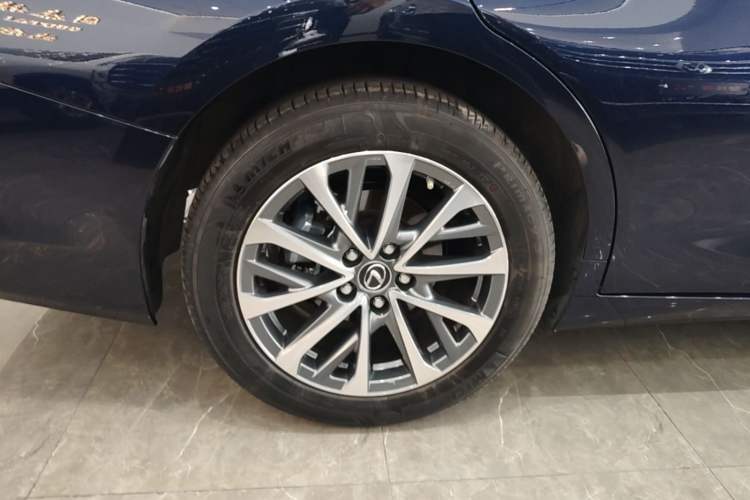 Used Lexus ES 2025 300h Deluxe Edition Right Rear Wheel Hub