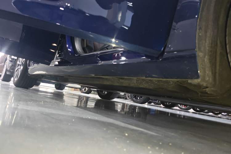 Used Lexus ES 2025 200 Premium Edition Right Side Sill