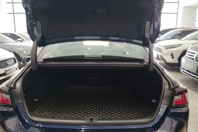 Used Lexus ES 2025 300h Deluxe Edition Trunk