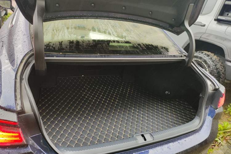 Used Lexus ES 2025 200 Premium Edition Trunk
