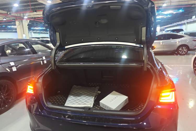 Used Lexus ES 2025 200 Premium Edition Trunk