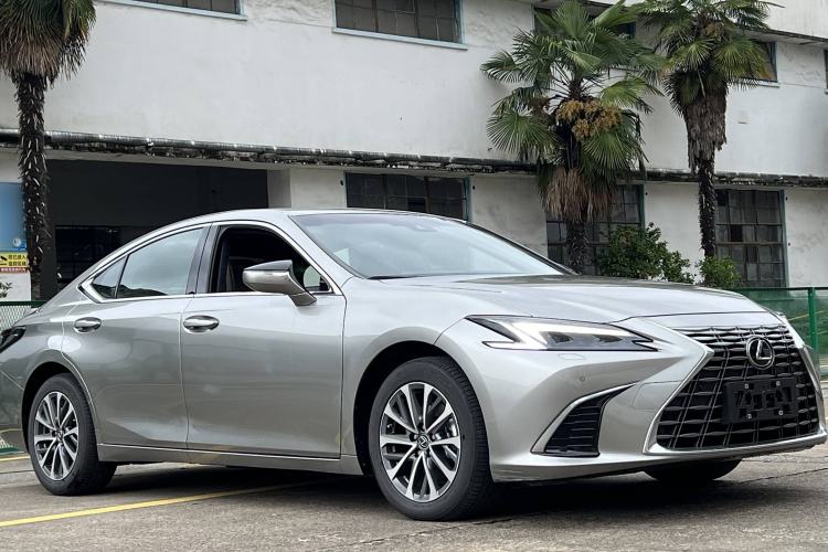 Used Lexus ES 2025 300h Deluxe Edition Exterior 2
