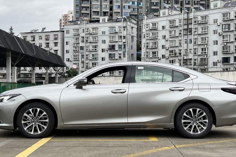 Used Lexus ES 2025 300h Deluxe Edition Exterior 3