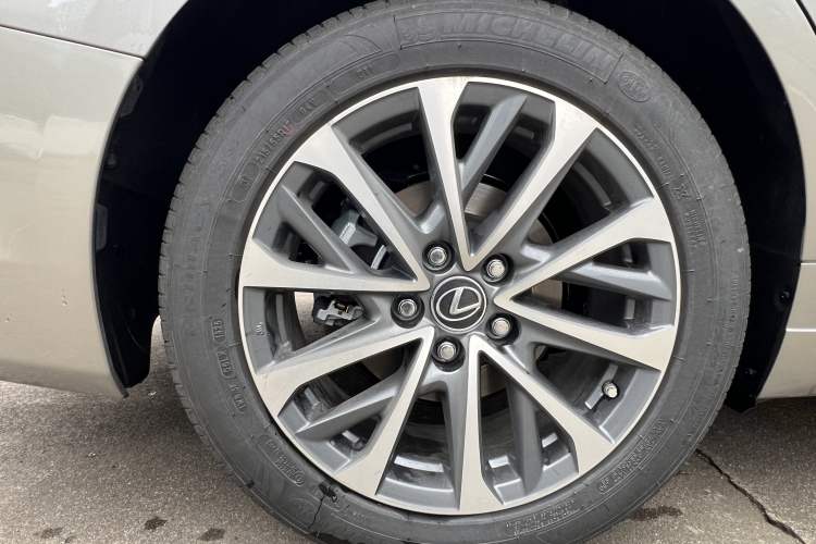 Used Lexus ES 2025 300h Deluxe Edition Exterior 4