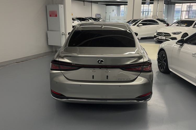 Used Lexus ES 2025 300h Deluxe Edition Exterior 4