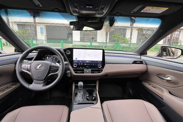 Used Lexus ES 2025 300h Deluxe Edition Interior 1