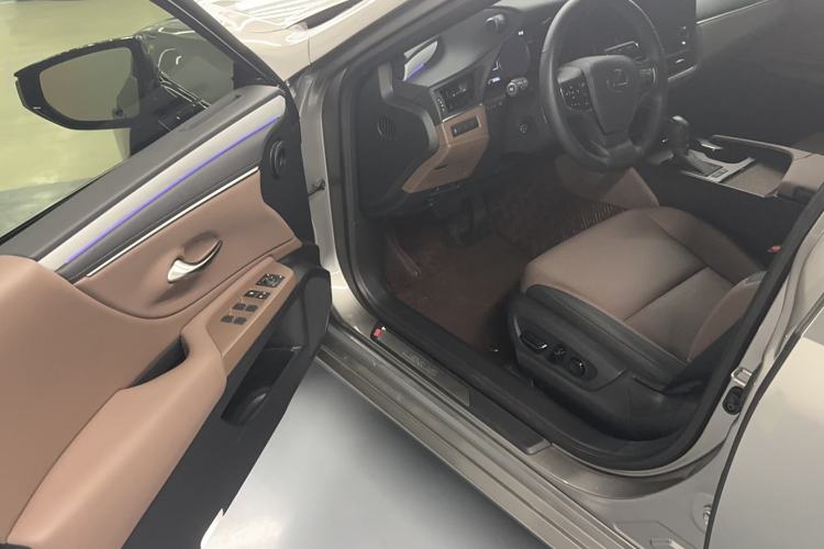 Used Lexus ES 2025 300h Deluxe Edition Interior 1