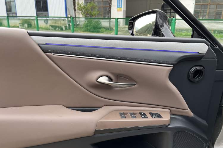 Used Lexus ES 2025 300h Deluxe Edition Interior 10