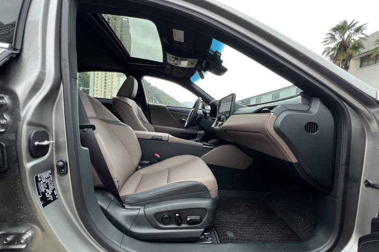 Used Lexus ES 2025 300h Deluxe Edition Interior 11