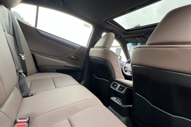 Used Lexus ES 2025 300h Deluxe Edition Interior 12