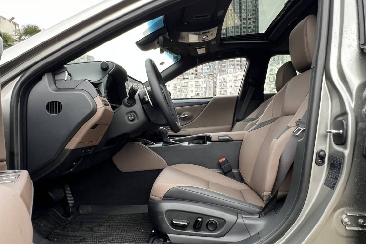 Used Lexus ES 2025 300h Deluxe Edition Interior 4