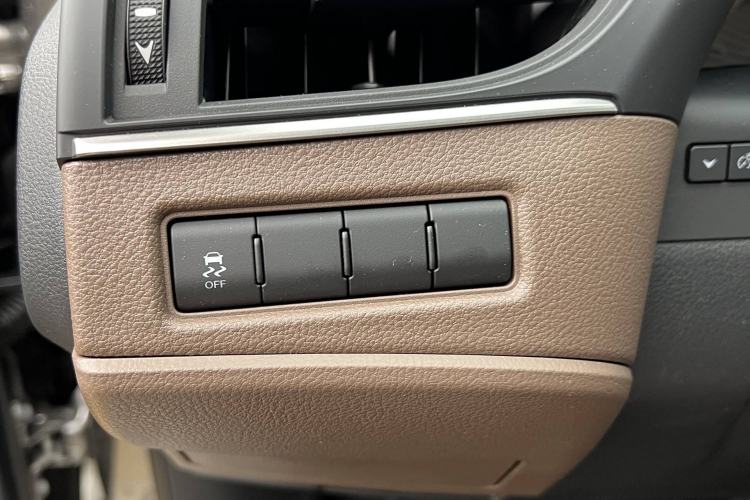 Used Lexus ES 2025 300h Deluxe Edition Interior 5