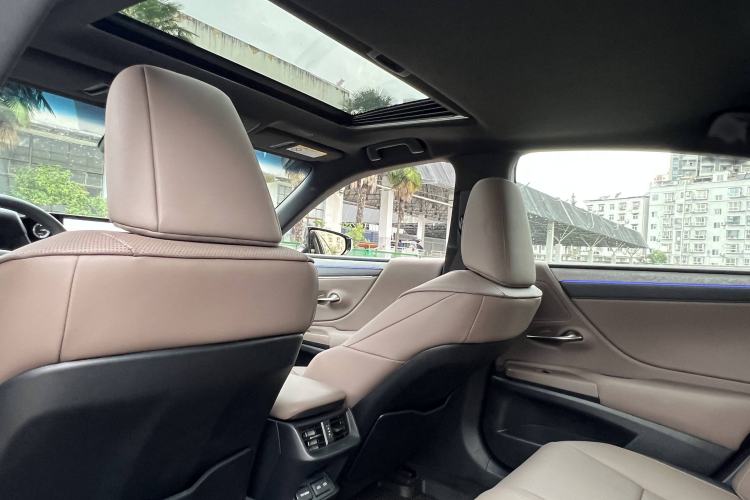 Used Lexus ES 2025 300h Deluxe Edition Interior 7