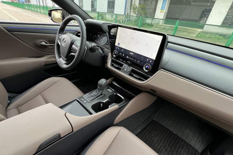 Used Lexus ES 2025 300h Deluxe Edition Interior 8