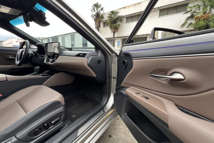 Used Lexus ES 2025 300h Deluxe Edition Interior 9