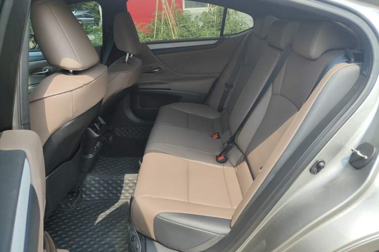 Used Lexus ES 2025 200 Premium Edition Left Rear Seat