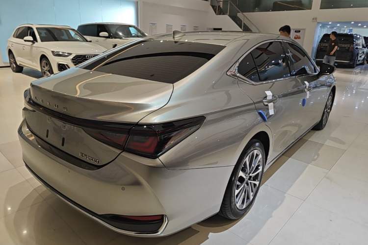 Used Lexus ES 2025 200 Premium Edition Rear Right 45 Deg