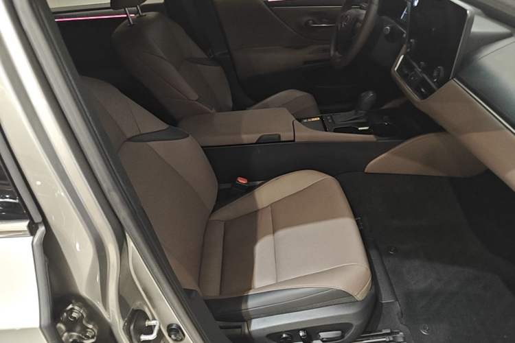 Used Lexus ES 2025 200 Premium Edition Right Front Seat