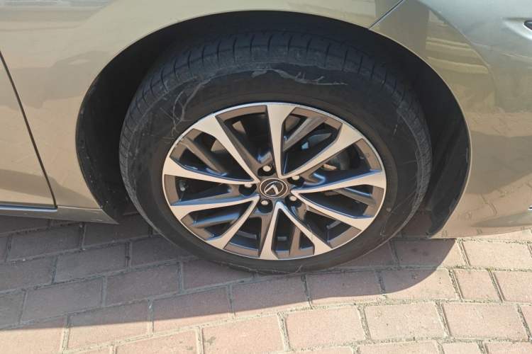 Used Lexus ES 2025 200 Premium Edition Right Front Wheel Hub