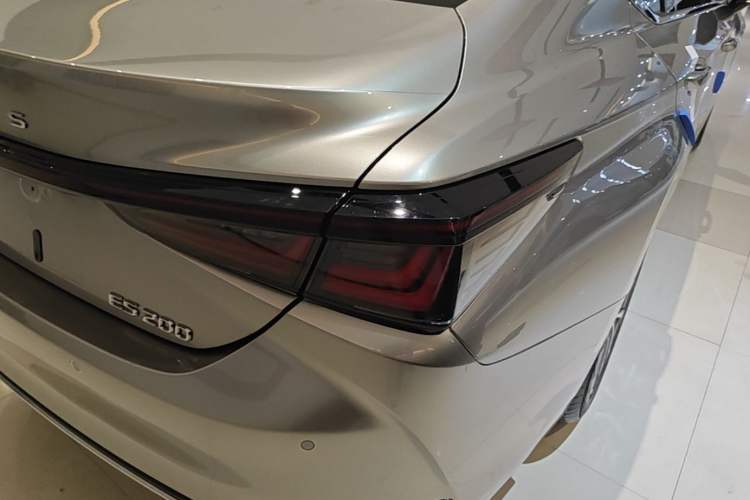 Used Lexus ES 2025 200 Premium Edition Right Rear Taillight