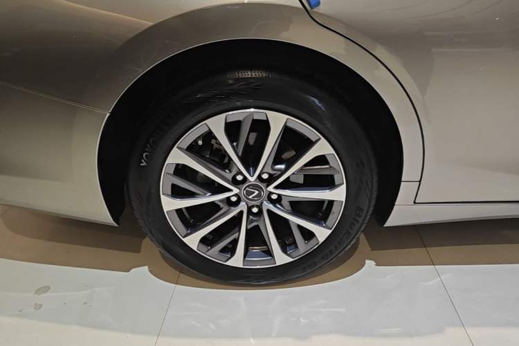 Used Lexus ES 2025 200 Premium Edition Right Rear Wheel Hub