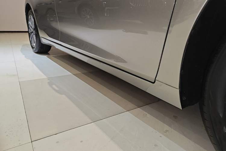 Used Lexus ES 2025 200 Premium Edition Right Side Sill