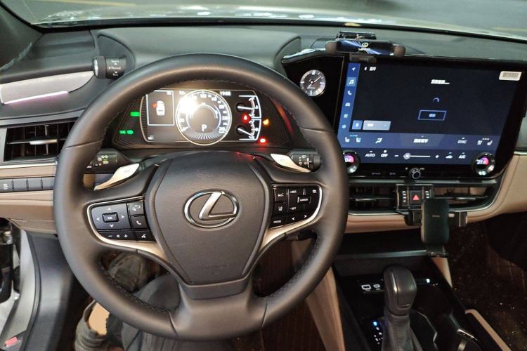Used Lexus ES 2025 300h Deluxe Edition Center Console