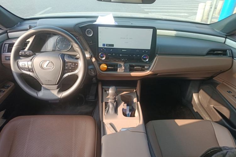 Used Lexus ES 2025 200 Premium Edition Center Console