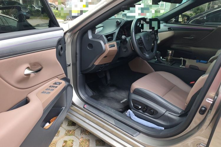 Used Lexus ES 2025 300h Deluxe Edition Driver Seat
