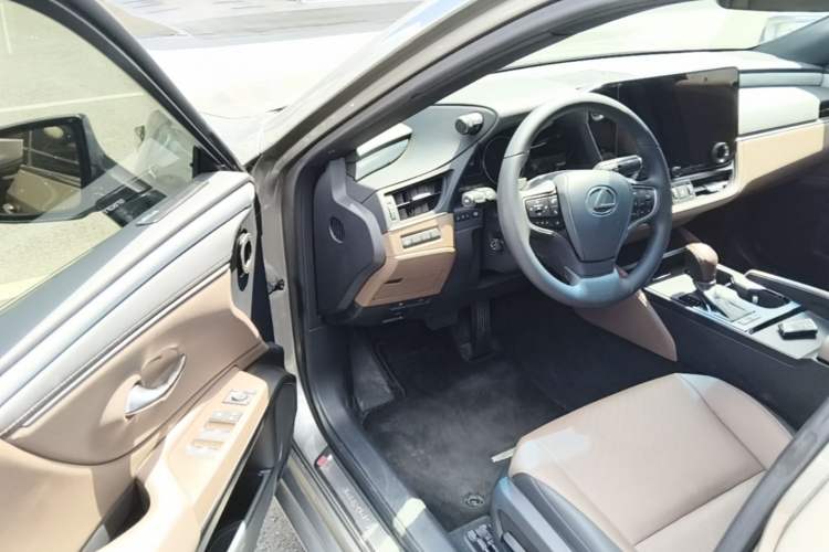 Used Lexus ES 2025 300h Deluxe Edition Driver Seat