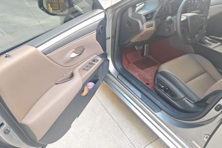 Used Lexus ES 2025 300h Deluxe Edition Driver Seat