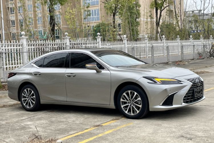 Used Lexus ES 2025 200 Premium Edition Exterior 1