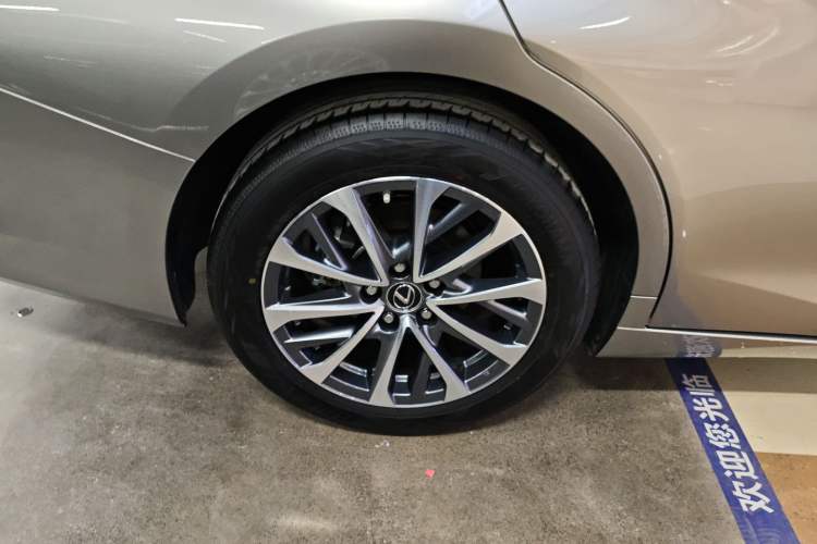 Used Lexus ES 2025 200 Premium Edition Exterior 2
