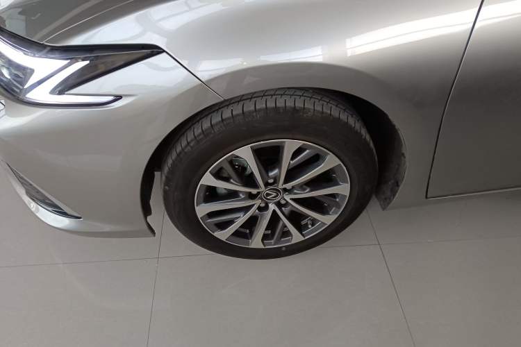 Used Lexus ES 2025 200 Premium Edition Exterior 7
