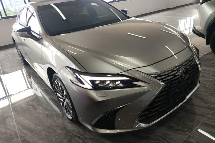 Used Lexus ES 2025 200 Premium Edition Front Right 45 Deg