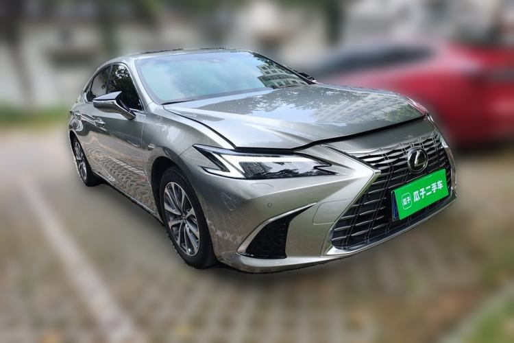 Used Lexus ES 2025 300h Deluxe Edition Front Right 45 Deg