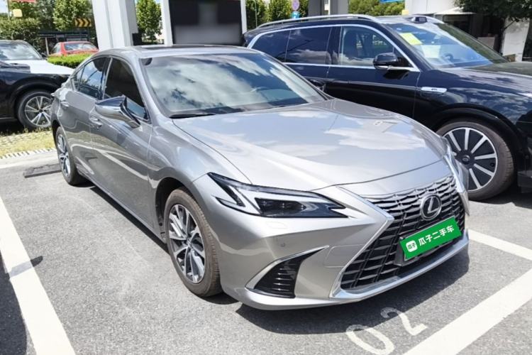 Used Lexus ES 2025 300h Deluxe Edition Front Right 45 Deg