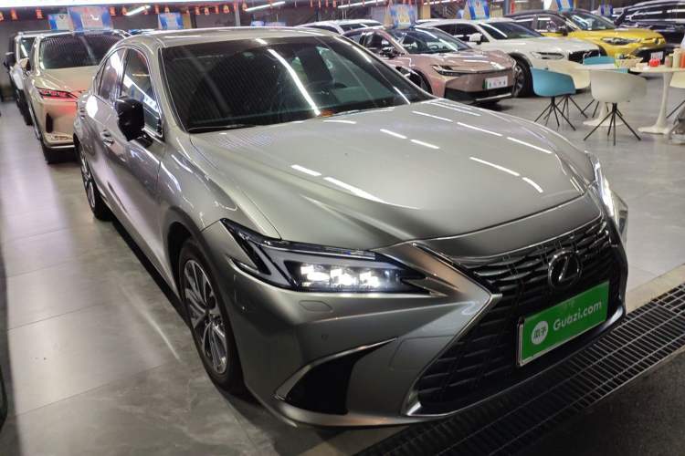 Used Lexus ES 2025 300h Deluxe Edition Front Right 45 Deg