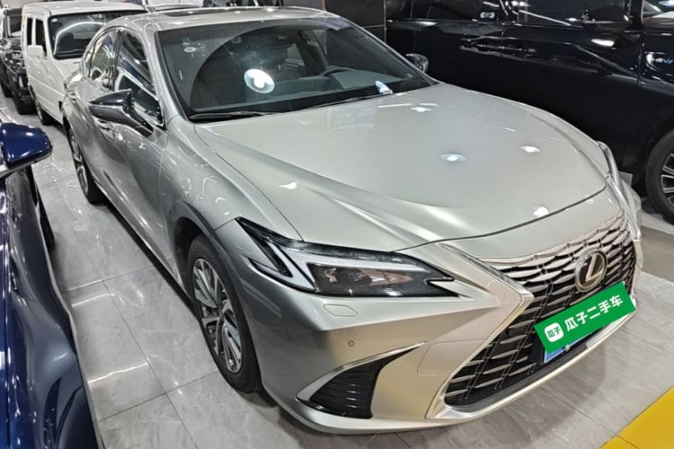 Used Lexus ES 2025 200 Premium Edition Front Right 45 Deg
