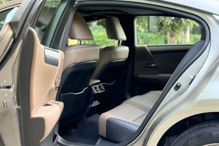 Used Lexus ES 2025 200 Premium Edition Interior 1