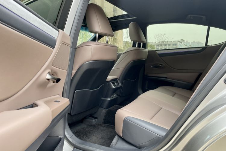 Used Lexus ES 2025 200 Premium Edition Interior 10