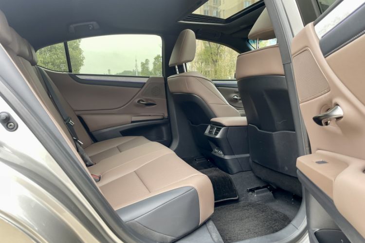 Used Lexus ES 2025 200 Premium Edition Interior 12