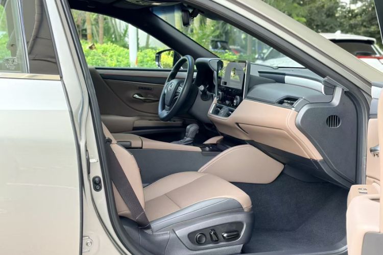 Used Lexus ES 2025 200 Premium Edition Interior 2